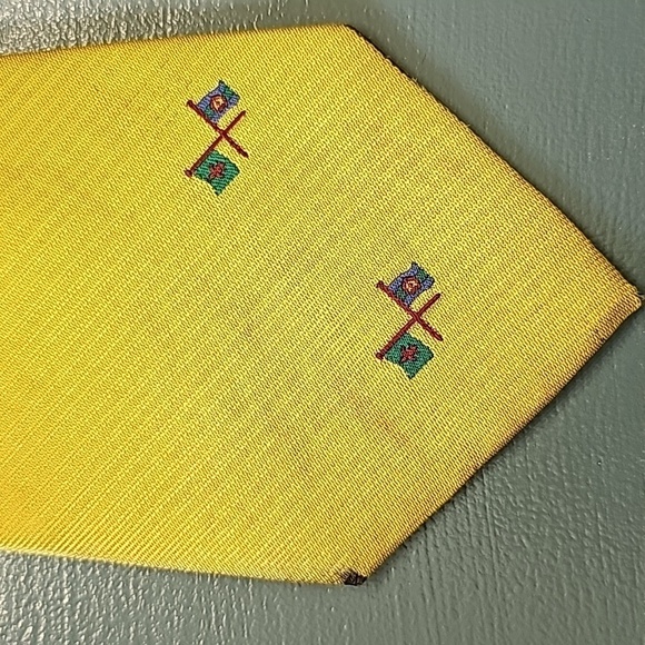 BANCROFT Tie, Handmade pure silk. Vintage, mustard color with small flags. - Picture 2 of 6